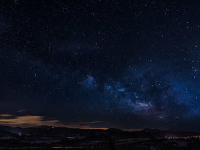La noche desde el cielo se derrama por los tejados