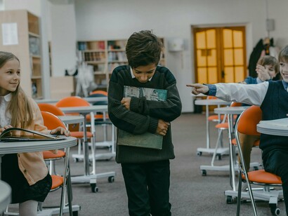 Primeiro, a verbal, carregada de insultos e humilhações; depois, quando esta já não satisfaz, a violência física, que atinge não apenas corpos, mas a própria dignidade do ser humano. Nos extremos desse processo, a simples diferença de opinião é elevada à condição de ameaça existencial, e o outro, em vez de ser reconhecido como parte do mesmo tecido social, passa a ser tratado como inimigo a ser eliminado