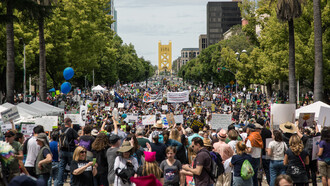 Nuevo paradigma: «nunca se cambian las cosas luchando contra la realidad existente. Para cambiar algo, construye un modelo nuevo que haga obsoleto el modelo existente». (R. Buckminster Fuller), Sacramento, California, EE. UU.
