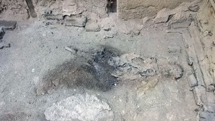 Il ritrovamento di un cosiddetto “custode della chiave”, uno scheletro maschile con una borsa e una chiave in mano, suggerisce che alcuni cercassero di salvare oggetti preziosi fino all’ultimo momento. Nella foto i resti dello scheletro del "guardiano" nel suo letto di legno, ph P.P. Petrone