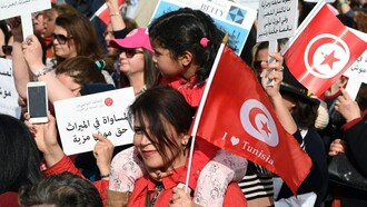 Tunisian women in a demonstration to maintain the CSP: constituted by a series of progressive laws promulgated on August 13, 1956, it aims to establish equality between men and women in many areas