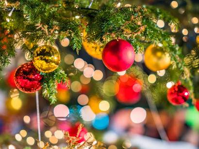 En plena Navidad, la gente actuaba bulliciosa, las tiendas y las casas resplandecían con luces y colores brillantes