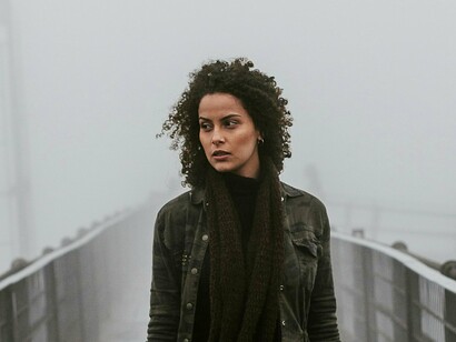 Mulher reflexiva. O não pertencimento é tema contemporâneo, num mundo em ebulição, marcado por tristes histórias de refugiados e exilados