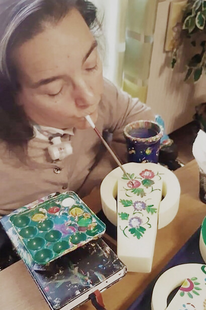 Laura Boerci mentre dipinge