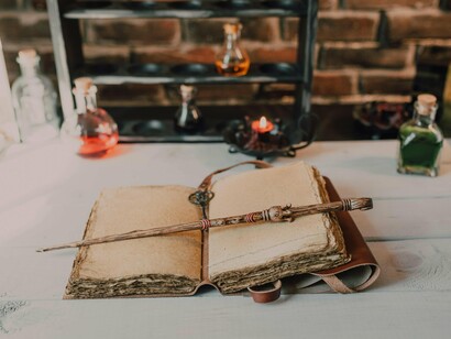 Gargalhava. Gargalhava como quem conhece segredos que os outros ainda não ousaram desvelar. Com alegria na voz, bradou aos quatrocentos ventos que a acompanhavam: "Acordem, crianças! Despertem desse sono de ilusão! Perguntem-se os por quês, investiguem o onde e questionem se devem ir"