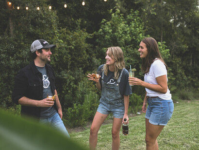 Le rire partagé dans un environnement verdoyant défie la linéarité du temps, créant un présent éternel