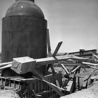 Durante o teste Trinity, o primeiro teste nuclear da história, um cilindro de aço de 214 toneladas chamado Jumbo foi usado para tentar conter a explosão. Embora não tenha sido testado diretamente, Jumbo sobreviveu intacto, marcando o início da era nuclear