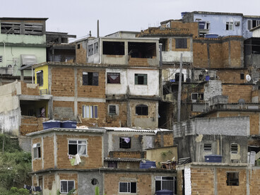 Otros cambios progresistas, más profundos y en el marco del conflicto político, pasarán por considerar la democracia, no como un régimen político, sino como un proceso integral. Asentamiento densamente poblado en una ladera de Río de Janeiro, Brasil