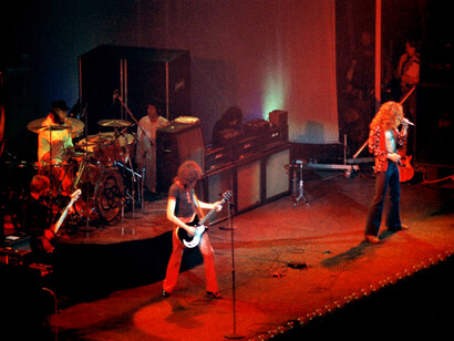 Led Zeppelin tocando en vivo en el Estado de Chicago, Estados Unidos, 1975