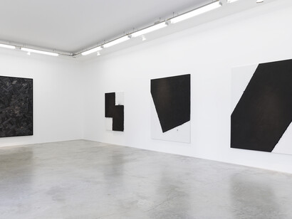 Lee Bae, View of the exhibition “Black Mapping” at Perrotin Paris (March 17 – May 26, 2018). Photo: Claire Dorn / Courtesy Perrotin