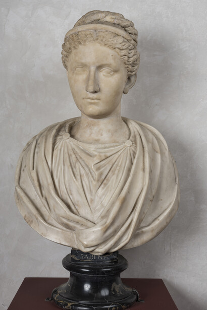 Ritratto di Vibia Sabina 130 d.C. circa marmo di Göktepe (testa); marmo lunense (busto)Firenze, G.U., Antiquarium di Villa Corsini a Castello