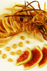 Spaghetti con crema di Melanzane e Salsa di Fichi guarniti con listarelle croccanti di buccia di melanzana