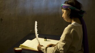 Joven escritor matando el tiempo en tiempos de confinamiento