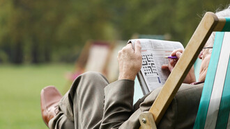 Hombre mayor resolviendo un crucigrama