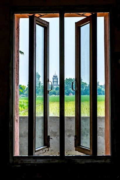 In quella stanza, in cui aspettavo che la stella più splendente scendesse per portarmi via, oggi ho capito che era stato l’universo intero a scendere, ogni sera, prendermi per mano,