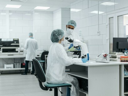 Investigadores discutiendo resultados de un estudio. Expertos argentinos afirman que el intento de privatización del CONICET es un error