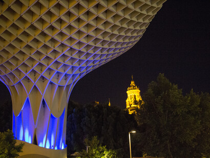 Las setas de Sevilla, una monumental construcción de madera, la más grande del mundo, que en el día protege del sol y en la noche ilumina con sus luces inteligentes, Sevilla, España