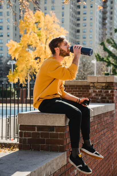 Explorando a guerra interna que acontece em silêncio dentro da mente enquanto caminha pelas ruas da cidade