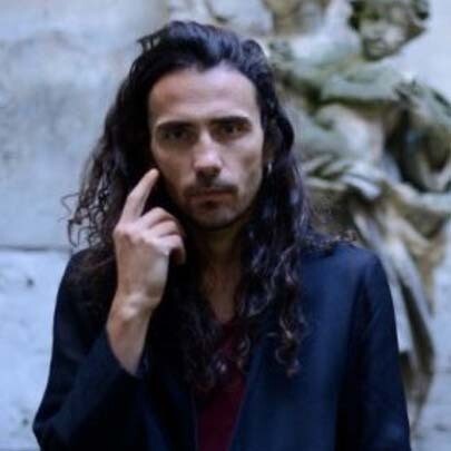 Il singolo A chi tene ‘o core mescola dialetto, lingua italiana, elettronica ed eco mediterranee