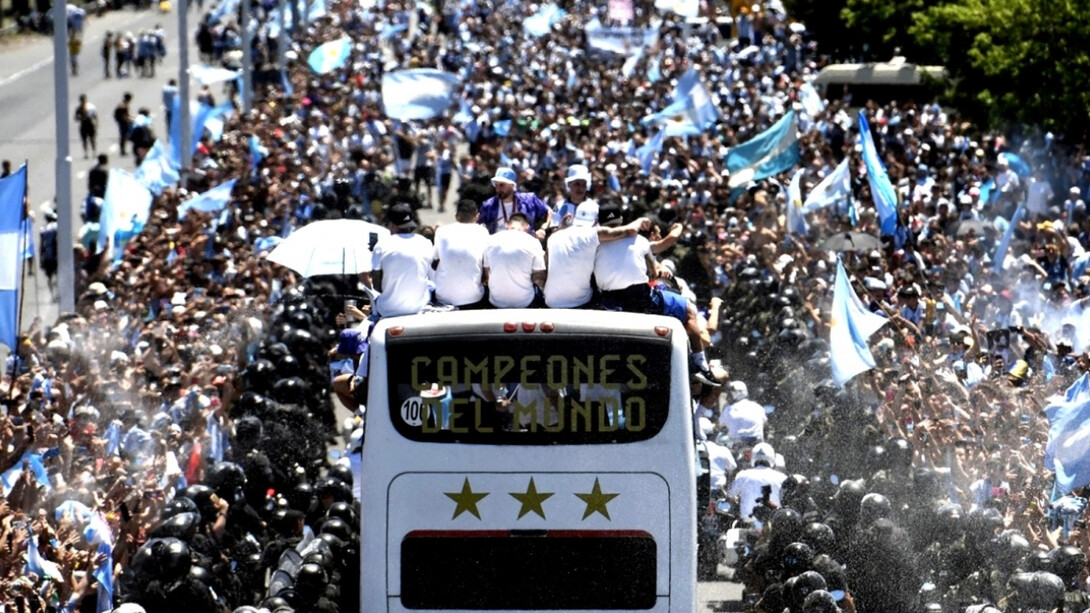 El equipo de la selección nacional argentina recorriendo las calles colmadas de hinchas tras alzarse con la Copa del Mundo, 20 de diciembre de 2022, Buenos Aires, Argentina
