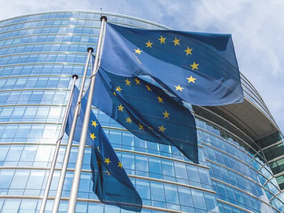 Bandiera UE. Nel memorandum sono stati evidenziati i patti di cooperazione in agricoltura, sui trasporti aerei, sull’attivazione di un Forum sugli investimenti UE-Tunisia, sull’attivazione del progetto del cavo digitale sottomarino (MEDUSA) che potrebbe essere un'opportunità che consentirebbe alla Tunisia di beneficiare di una connessione ad alta velocità, oltre a fare diventare la Tunisia un potenziale hub per fornire connettività internet ad altre parti del continente africano