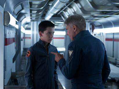 Asa Butterfield y Harrison Ford en la adaptación cinematográfica de "El juego de Ender", dirigida por Gavin Hood (2013)