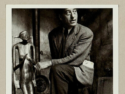 Alberto Giacometti complétant une sculpture dans son atelier de Paris en France