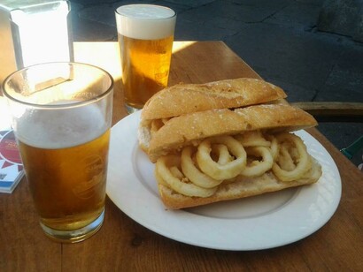 Madrid. Cervezas y bocadillo de calamares