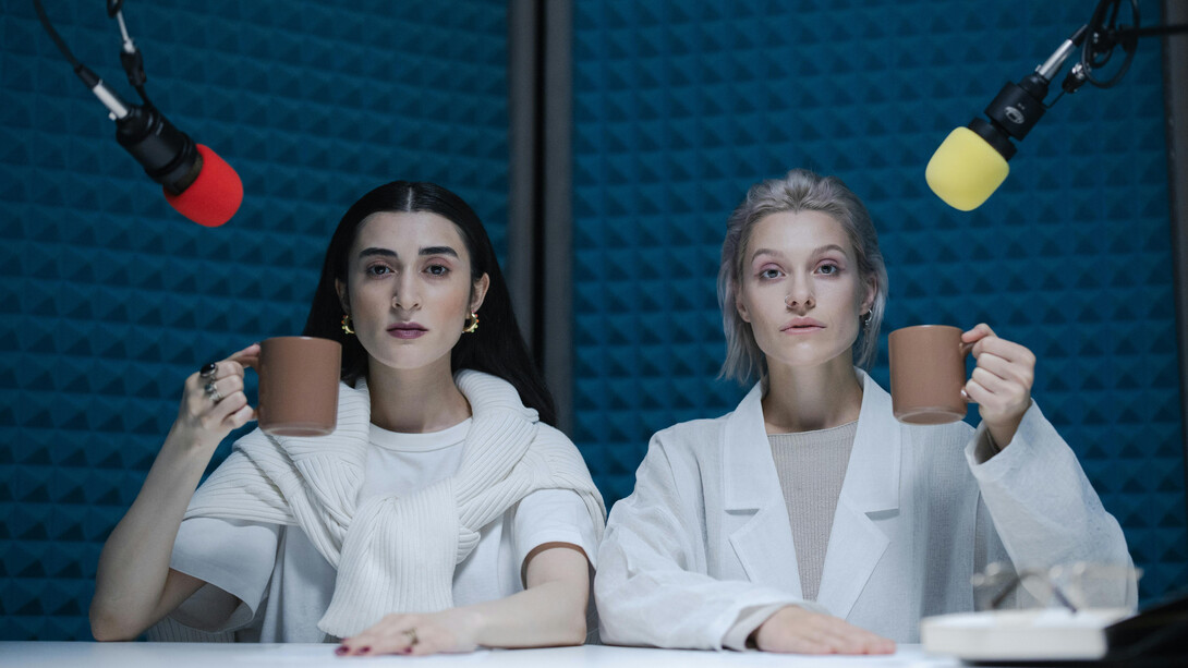 A explosão de podcasts feitos por atores tem revelado a verdade por trás dos bastidores da indústria de entretenimento. Discussões sobre rivalidades forçadas, ambientes tóxicos e abuso de poder estão trazendo à tona questões importantes sobre o tratamento desigual na mídia