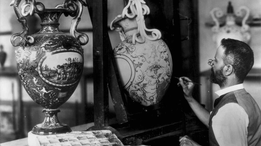 Fratelli Alinari, Il pittore Francesco Albizi intento alla decorazione di un vaso in maiolica nel reparto ‘Pittoria’ dello stabilimento Richard-Ginori di Doccia, Sesto Fiorentino, 1902 circa