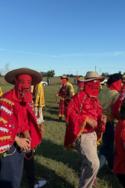 Fotografía: Milagros Andérica.  Los pueblerinos no tienen interés en que esta festividad alcance una gran popularidad. Prefieren que conserve su esencia, de manera que mantenga como una manifestación cultural auténtica y respetuosa. Paraje Batel, a 40 kilómetros de la ciudad de Goya, Argentina