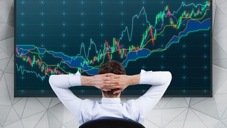 Un trader observando una gráfica en una pantalla
