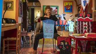 Chiara Rapaccini, in arte RAP, a cavallo di una delle sue celebri sedie © Fabrizio Troccoli 