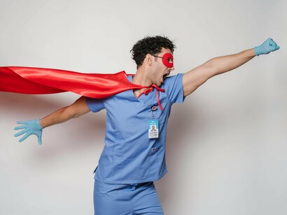 Essa ambiguidade existe em qualquer elemento cultural, que sempre pode ser lido sobre uma luz positiva ou negativa dependendo dos valores de quem está analisando e de que aspecto da obra se quer reforçar