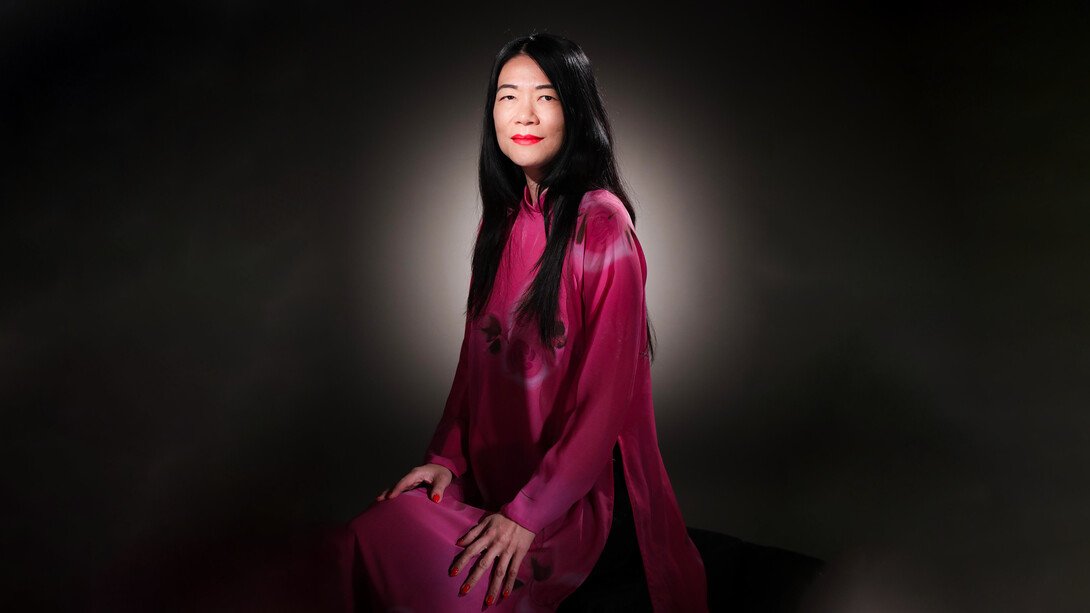 Kim Chi Pho. Je me levais, ajustais la jolie robe moulée à mon corps de top model trentenaire que j’étais alors, remettant délicatement une mèche de cheveux derrière l’oreille, je souris aux spectateurs © Andrea H Vega