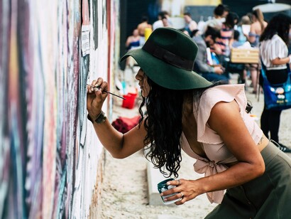 El arte tiene un papel fundamental en la construcción de una sociedad más justa, trascendiendo las limitaciones del egoísmo y la frivolidad