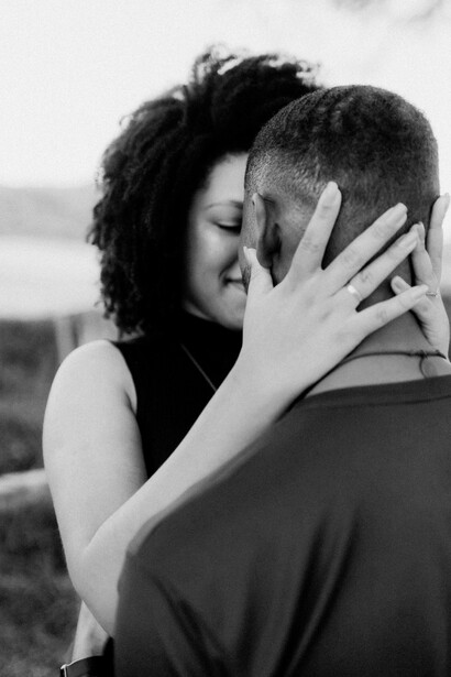 Solo chi ha il coraggio di guardare oltre le proprie idealizzazioni può scoprire l’amore nella sua forma più autentica e profonda 