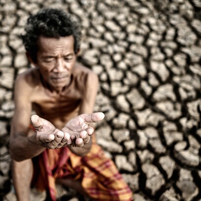 Environ 10 % de la population mondiale vit dans des conditions d’extrême pauvreté et se bat pour satisfaire des besoins élémentaires tels que la santé, l’éducation, l’accès à l’eau potable et à un système sanitaire.