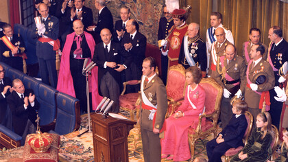 Juan Carlos I es proclamado rey de España ante las Cortes franquistas el 22 de noviembre de 1975