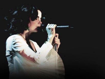 Björk cantando en el escenario en el año 1997. La artista es conocida por su música experimental y vanguardista