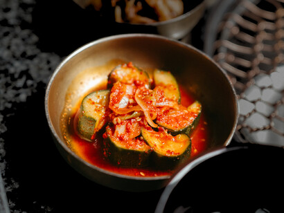Sous ses couleurs vives, le kimchi raconte un voyage intérieur, où chaque saveur réveille un souvenir enfoui, entre force, douceur et mémoire