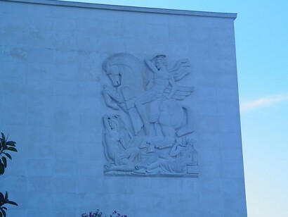 Pégasus, Belorofonte, Clio e Polímnia em obra de arte em alto relevo na Universidade de Lisboa