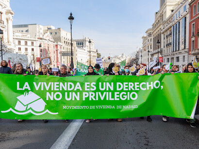 Su gran pancarta verde resume el mensaje central de la manifestación. Como organización con una larga trayectoria en defensa del derecho a la vivienda, el Movimiento de Vivienda de Madrid ha liderado la lucha contra las desigualdades en la vivienda, exigiendo cambios sistémicos que prioricen la dignidad humana sobre los intereses del mercado. Manifestación por una vivienda digna» en Madrid el 9 de febrero de 2025, España