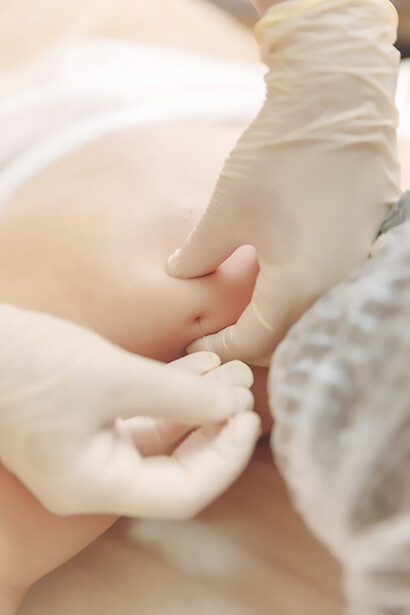 Explore the therapeutic benefits of traditional Chinese medicine through acupuncture administered by an experienced practitioner