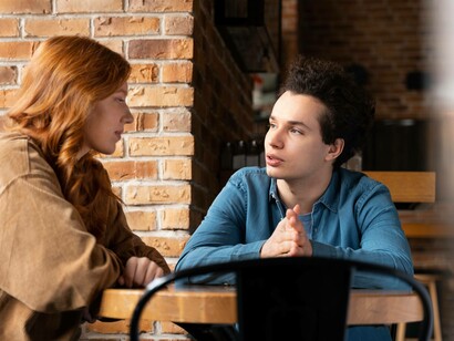 Due persone che parlano al tavolino di un bar: "Il processo di apprendimento diventa una trasformazione di noi stessi attraverso l’altro"