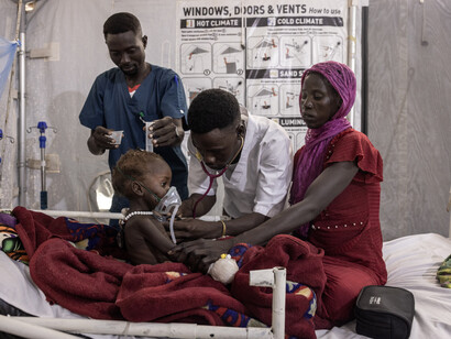 Finbarr O’Reilly, A malnourished child receives care at the therapeutic feeding center of the MSF hospital in Metche, eastern Chad. The hospital was built from scratch to accommodate the thousands of Sudanese refugees fleeing violence in Darfur (detail), 2024. Courtesy of the Museo Nacional Thyssen-Bornemisza