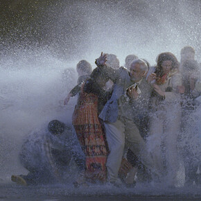 Bill Viola, La zattera, Maggio 2004, Installazione video-sonora, Proiezione a colori in alta definizione su parete in ambiente oscurato; suono
surround 5.1. 