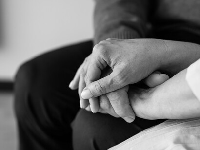 Amigos dão-se as mãos. Ao seu modo, a espaços, com vontade autónoma e a sorver oportunidades oferecidas pelo acaso feito ocasião, conseguiu-o. Foi sempre construtora de pontes, sobretudo no tocante às necessidades de saúde e educação