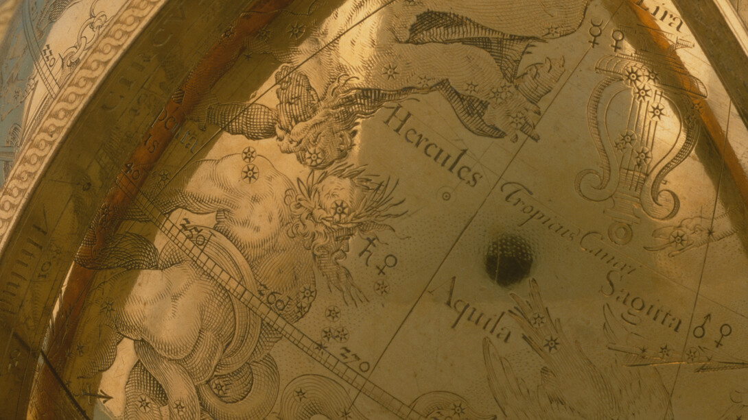 Globe céleste fabriqué par Jost Bürgi, 1594. Détail
Le grand érudit Jost Bürgi (1552–1632) était horloger à la cour du landgrave de Cassel Guillaume IV, qui réunissait autour de lui des mathématiciens et des astronomes célèbres. Ce globe céleste, dont la réalisation technique et artistique est remarquable, est l’un des cinq exemplaires de Jost Bürgi conservés.

Copyright: Musée national suisse