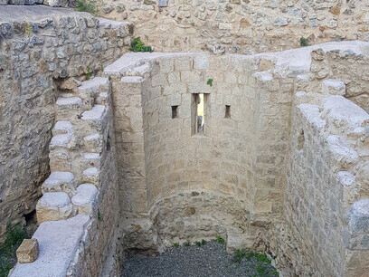 Iglesia medieval reencontrada durante la restauración de la fortaleza, Valle de Orcia, Italia
